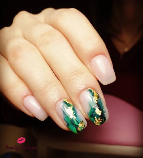 Почему я до последнего не рекомендую наращивать ногти и предлогаю начать с гель-лака! Моя клиентка Ольга пришла ко мне месяца 4 назад, были коротыши, долго не обрабатывалась кутикула, жалобы на то, что материал не носится более 3-х недель! Теперь Олечка посещает меня регулярно раз в месяц, носит желаемую длину и радуется разнообразие дизайнов👍🤗