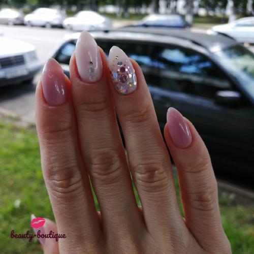 Стойкий маникюр для девушки в 2021