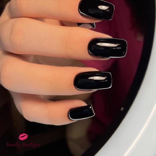 Месяц после прошлой встречи, сняли старое, сделали маникюр комби, поняли и укрепили скрученную, клюющую длину полигелем, покрытие в один тон Black,- стильно….