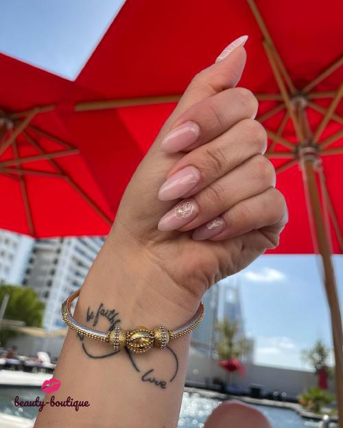 Я мастер, делая палитру клиентам,предпочитаю для себя,как Мама,Жена,Хозяйка,разные образы и пастэль всегда выигрывает,чаще всего для сокращения времени использую базу-цвет,пару ноготков украсить не навязчивыми наклеечками, стемпинг либо Swarovski и Воаля😋 моим ноготкам уже 2 недельки, особо не тружусь, но море,песочек.. ничего не поцарапалось,спасибо top Gratol😘#swarovskinail