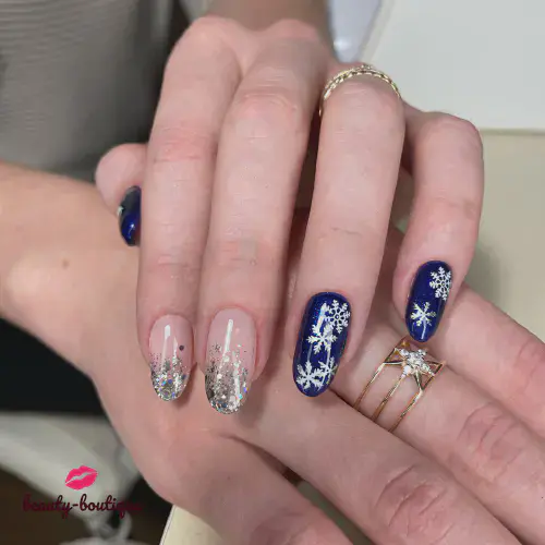 Новый год к нам мчится, скоро все случится🎄 снежинки стемпинг, растяжки блестками. фото без обработки