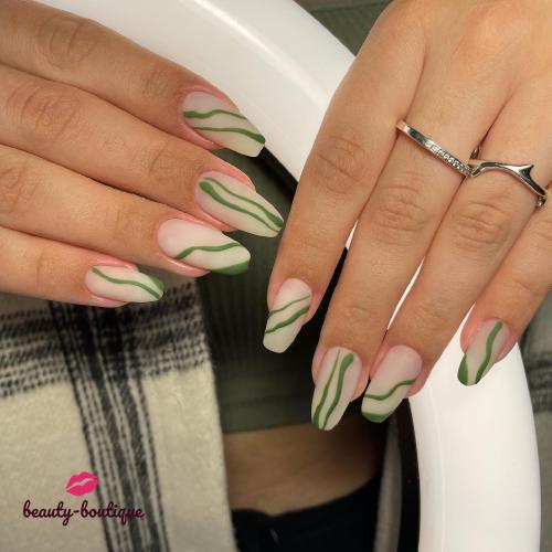 Оставили длину, укрепили, выбрали и нанесли стильный дизайн 💅🏽