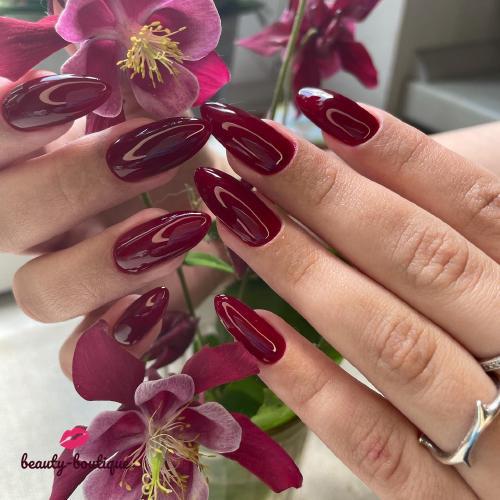 Моя замечательная Анечка захотела винный цвет🍷🍇 сняли старое покрытие, поменяли форму,сделали комби маникюр, дорастили ноготок, укрепили подняли несколько клюющих🦜, покрытие в два слоя в один тон!!! И мне захотелось такой же😇