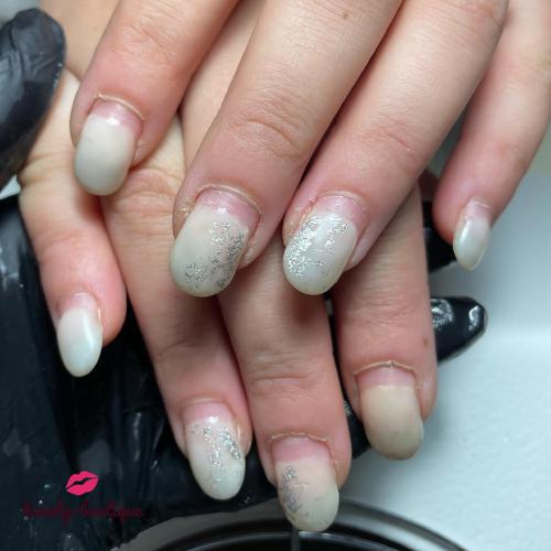 Сегодня карусель вращается наоборот!!! Бывают женщины разных профессий, руки их натруженны и уставши, на начальных этапах им нужен более интенсивных уход и питание!!! Думаю, если женские руки могут осилить сталь, то с задачей Красоты мы справимся без сомнений👍🤝🤛 предыдущая работа выполнена иным мастером