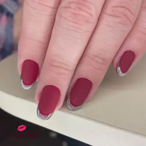 У моей клиентки, несмотря на уже не юный возраст, потрясающие руки и удивительно красивые ногти, мы знакомы на протяжении полугода, Инна пришла ко мне с короткими слабыми ногтями, сейчас мы ежемесячно убираем длину на отросший край, в остальном, нет слов, какие мы молодцы🥰