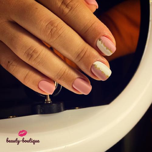 Прошёл месяц с прошлого маникюра, кожа рук у нашей девушки Наташи плотная, для таких ручек характерно интенсивное нарастание кутикулы, жесткость околоногтевых валиков! С данными трудностями нам помогают справится правильный подбор фрез и регулярность процедур! И оооп!!! 🥳 нежные и в то же время эффектные ноготки, в самый раз для начала солнечной Весны!!!