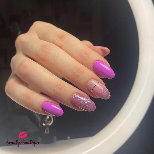 Предыдущим ноготкам немного больше, месяца, моя Анастасия умница, сохранила ручки в целости и сохранности и мы сделали сочно👍, - это точно!!!🥳 немного изменили форму, не типичную для клиента, что придало нашим пальчикам ещё более изящный и женственный образ😌